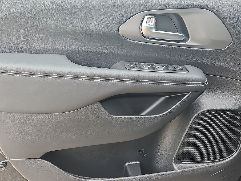 2025 Chrysler Voyager VOYAGER LX